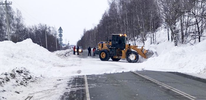 Движение транспорта на дорогах после схода лавин восстановлено