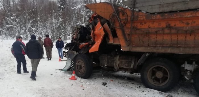 Два грузовика столкнулись на трассе в Турочакском районе