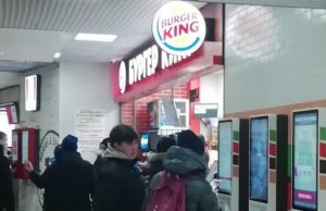 После открытия Burger King и KFC в «Панораме» перестали справляться с уборкой После открытия Burger King и KFC в «Панораме» перестали справляться с уборкой