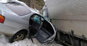 Водитель без прав на Toyota Camry выехал на встречку и врезался в грузовик