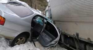 Водитель без прав на Toyota Camry выехал на встречку и врезался в грузовик Водитель без прав на Toyota Camry выехал на встречку и врезался в грузовик