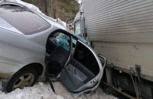 Водитель без прав на Toyota Camry выехал на встречку и врезался в грузовик Водитель без прав на Toyota Camry выехал на встречку и врезался в грузовик