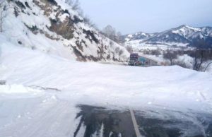 Две лавины сошли на дороги: на Чуйском тракте и на подъезде к Горно-Алтайску Две лавины сошли на дороги: на Чуйском тракте и на подъезде к Горно-Алтайску