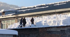 Снег на крышах: куда обращаться