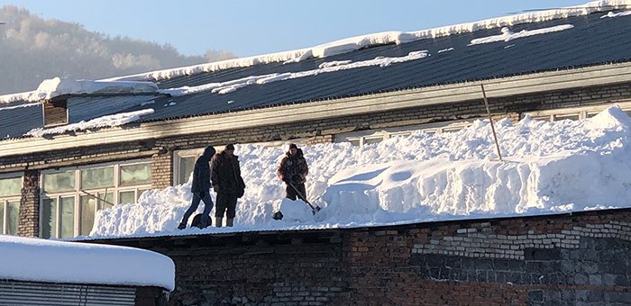 Снег на крышах: куда обращаться