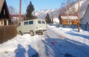 Ребенок выскочил под колеса УАЗа, машина врезалась в опору ЛЭП Ребенок выскочил под колеса УАЗа, машина врезалась в опору ЛЭП
