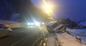 Мужчина уснул за рулем и врезался в большой сугроб на обочине Мужчина уснул за рулем и врезался в большой сугроб на обочине