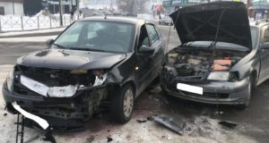 Две машины не смогли разъехаться на разъезде в Майме Две машины не смогли разъехаться на разъезде в Майме