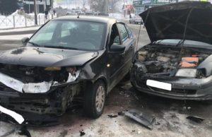 Две машины не смогли разъехаться на разъезде в Майме Две машины не смогли разъехаться на разъезде в Майме