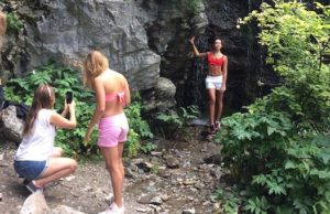 Не запостил – значит не был: туристы не расстаются на отдыхе со своими смартфонами Не запостил – значит не был: туристы не расстаются на отдыхе со своими смартфонами