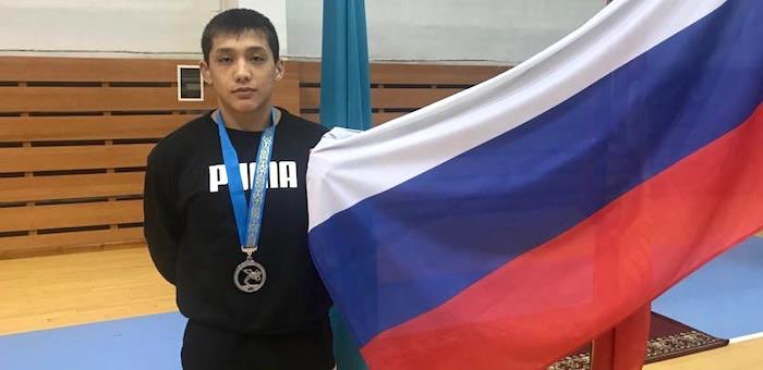 Борец Лазарь Самойлов завоевал «серебро» в Казахстане