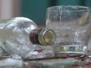 Из-за вылитой бутылки водки мужчина накинулся на бывшую жену с топором