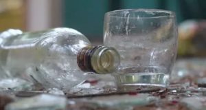 Из-за вылитой бутылки водки мужчина накинулся на бывшую жену с топором Из-за вылитой бутылки водки мужчина накинулся на бывшую жену с топором