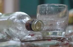 Из-за вылитой бутылки водки мужчина накинулся на бывшую жену с топором Из-за вылитой бутылки водки мужчина накинулся на бывшую жену с топором