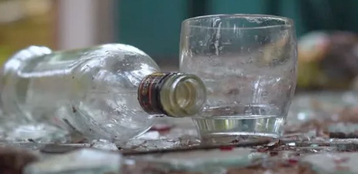 Из-за вылитой бутылки водки мужчина накинулся на бывшую жену с топором