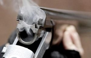 Мужчина, едва не застреливший 13-летнюю дочь, не признает своей вины Мужчина, едва не застреливший 13-летнюю дочь, не признает своей вины