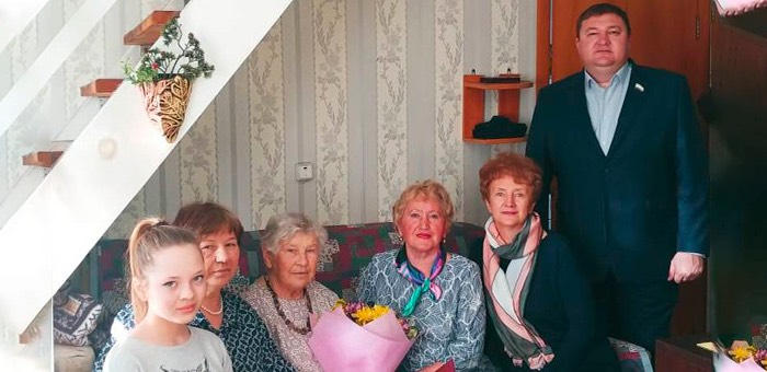 Труженицу тыла Татьяну Ромашенкову поздравили с 90-летием и вручили ей медаль