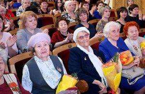 Руководители республики поздравили женщин с 8 Марта и вручили им госнаграды