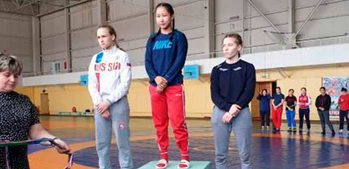Спортсменка с Алтая завоевала золотую медаль на первенстве Сибири по вольной борьбе