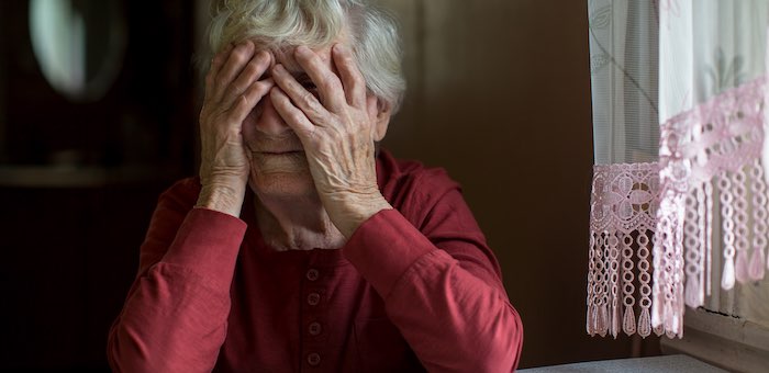 На 86-летнюю труженицу тыла напал мужчина, помогавший ей убирать снег с крыши