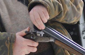 Житель Ябогана украл в гостях ружье, пошел с ним погулять и чуть не убил односельчанку