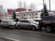 В Горно-Алтайске перед светофором столкнулись четыре автомобиля В Горно-Алтайске перед светофором столкнулись четыре автомобиля