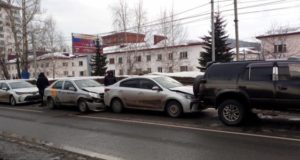 В Горно-Алтайске перед светофором столкнулись четыре автомобиля В Горно-Алтайске перед светофором столкнулись четыре автомобиля