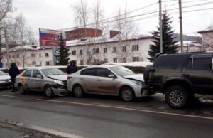 В Горно-Алтайске перед светофором столкнулись четыре автомобиля
