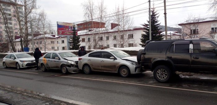 В Горно-Алтайске перед светофором столкнулись четыре автомобиля