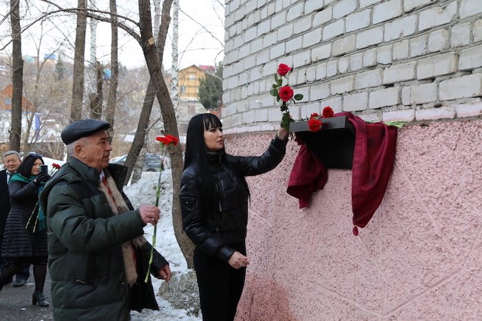 В Горно-Алтайске почтили память бывшего спикера Эл Курултая Даниила Табаева