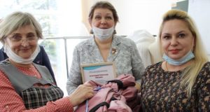 Волонтеры сшили для медиков сто комплектов спецодежды
