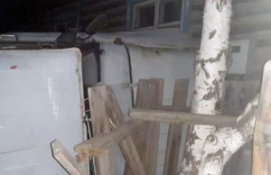 В Улагане нетрезвый водитель врезался в забор, пытаясь скрыться от ДПС В Улагане нетрезвый водитель врезался в забор, пытаясь скрыться от ДПС