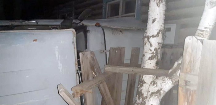 В Улагане нетрезвый водитель врезался в забор, пытаясь скрыться от ДПС