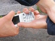 За долг отчима в 500 рублей житель Огневки отобрал у подростка мобильник стоимостью 8 тысяч За долг отчима в 500 рублей житель Огневки отобрал у подростка мобильник стоимостью 8 тысяч