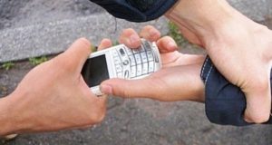 За долг отчима в 500 рублей житель Огневки отобрал у подростка мобильник стоимостью 8 тысяч За долг отчима в 500 рублей житель Огневки отобрал у подростка мобильник стоимостью 8 тысяч