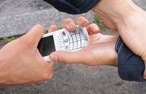 За долг отчима в 500 рублей житель Огневки отобрал у подростка мобильник стоимостью 8 тысяч