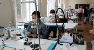 В Горно-Алтайске волонтеры шьют бахилы и защитные костюмы для медиков