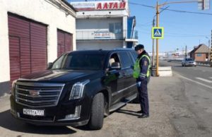 Сотрудники полиции проводят разъяснительные беседы с теми, кто въезжает в регион Сотрудники полиции проводят разъяснительные беседы с теми, кто въезжает в регион