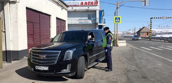 Сотрудники полиции проводят разъяснительные беседы с теми, кто въезжает в регион