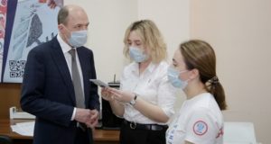 Глава республики посетил штаб волонтеров, помогающих людям в период самоизоляции
