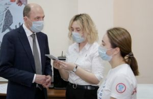 Глава республики посетил штаб волонтеров, помогающих людям в период самоизоляции Глава республики посетил штаб волонтеров, помогающих людям в период самоизоляции