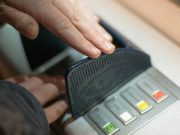Сообщил пин-код и отдал карту: мужчина позволил собутыльнику украсть все свои деньги