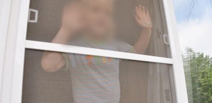 Встал на подоконник, облокотился на москитную сетку и упал на асфальт: подробности ЧП в детском саду