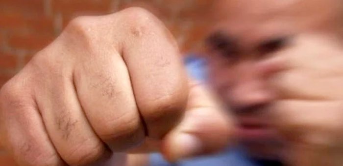 Житель Алферово заподозрил жену в измене и сломал нос соседу