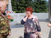 Потомкам командира танка, погибшего в 1944 году, передали землю с места его захоронения Потомкам командира танка, погибшего в 1944 году, передали землю с места его захоронения