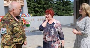 Потомкам командира танка, погибшего в 1944 году, передали землю с места его захоронения Потомкам командира танка, погибшего в 1944 году, передали землю с места его захоронения
