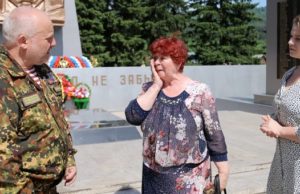 Потомкам командира танка, погибшего в 1944 году, передали землю с места его захоронения Потомкам командира танка, погибшего в 1944 году, передали землю с места его захоронения