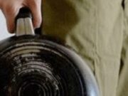 Желая вернуть девушку, молодой человек поливал ее кипятком и избивал сковородкой Желая вернуть девушку, молодой человек поливал ее кипятком и избивал сковородкой