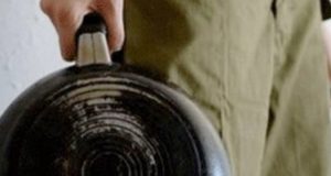 Желая вернуть девушку, молодой человек поливал ее кипятком и избивал сковородкой