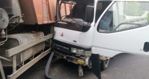 Два грузовика столкнулись на Чуйском тракте